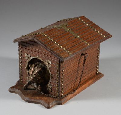 une petite boîte en bois avec un chat à l'intérieur