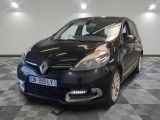 la photo d'une voiture noire sur un sol en damier