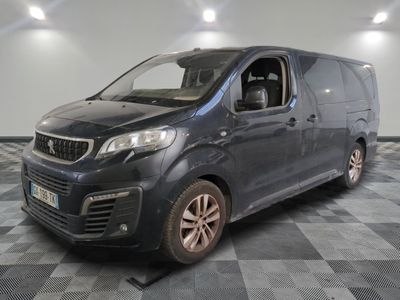 la photo d'une camionnette noire garée dans une pièce