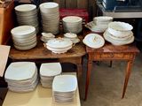 plusieurs assiettes et bols sur une table dans une pièce