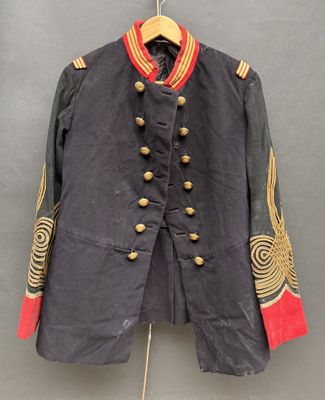 un vieux manteau militaire avec des boutons dorés et un col rouge
