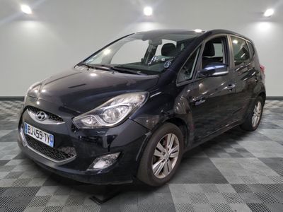 la photo d'une voiture noire garée dans un garage