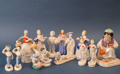 de nombreuses figurines représentant des personnes alignées en rang