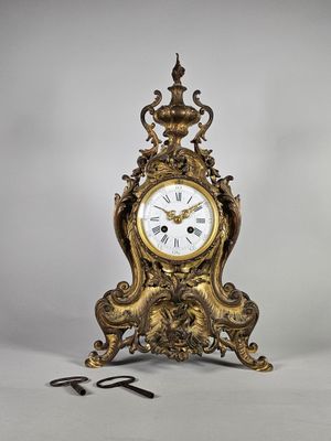 Pendule violonée en bronze doré sculpté d'un dauphin, le cadran émaill - Photo 1