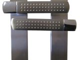 une paire de loquets de porte en acier inoxydable sur fond blanc