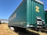 un camion vert garé sur le bord de la route