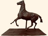 une statue de cheval posée sur un socle