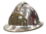 un casque de pompier en argent orné d'un blason