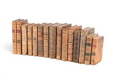une rangée de livres alignés sur une surface blanche