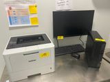 un ordinateur de bureau et une imprimante posés sur un bureau