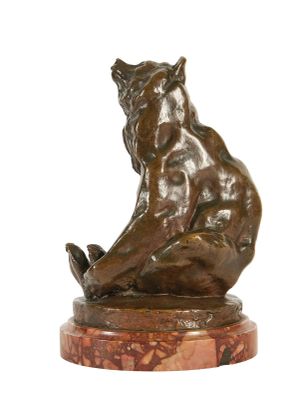 sculpture en bronze représentant un chat assis sur un socle en marbre
