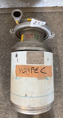 un récipient en métal sur lequel est collé un autocollant