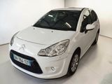 une voiture blanche garée dans une pièce blanche