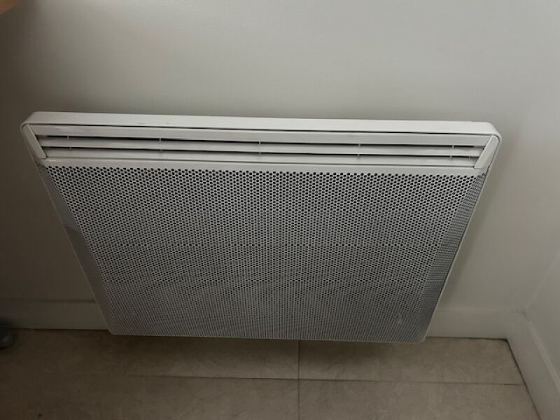 Un radiateur électrique d'applique murale THERMOR En l'état