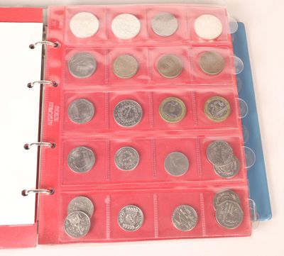 un classeur rouge contenant un tas de pièces de monnaie