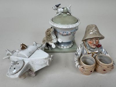 trois figurines représentant des personnes assises sur une table