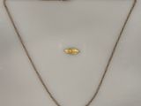 un collier plaqué or orné d'un pendentif en forme de poisson doré, monté sur une chaîne