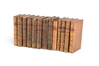 les livres sont alignés sur une surface blanche