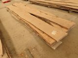 de nombreux morceaux de bois posés par terre dans une pièce