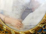 une photo d'une femme en robe blanche dans un cadre doré