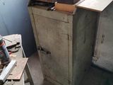 une photo d'un établi dans un atelier, avec des outils