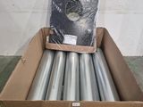 une boîte en carton contenant tout un tas de tubes métalliques