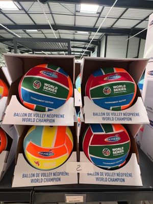 Dans un magasin, des boîtes de balles sont empilées les unes sur les autres.