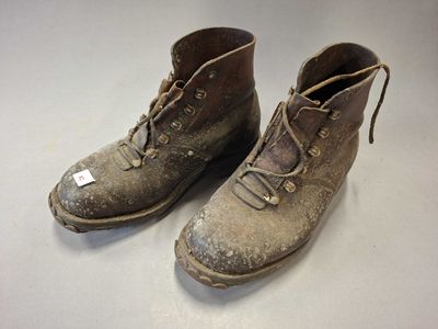 Paire de BRODEQUINS de TROUPES de MONTAGNE, en cuir, semelle…