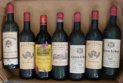 plusieurs bouteilles de vin se trouvent dans un carton sur une table