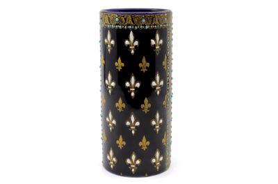 un vase noir orné de fleurons dorés