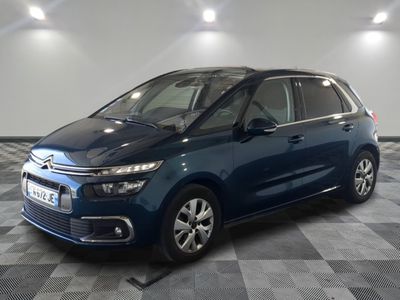 une citrole bleue garee sur le sol en damier d'un garage