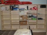 une chambre avec un lit et une bibliothèque