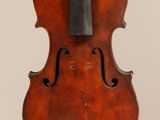 un vieux violon suspendu à une ficelle accrochée au mur