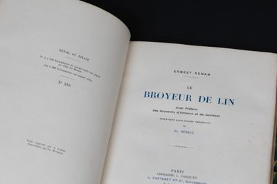 un livre ouvert sur lequel figure l'image d'un homme