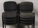 une paire de chaises noires sur un fond blanc