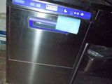 lave-vaisselle en acier inoxydable posé sur un plan de travail dans une cuisine