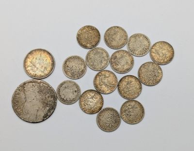 gros plan d'une pile de pièces de monnaie sur une surface blanche