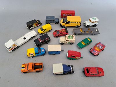 un grand nombre de voitures et de camions jouets sur une table