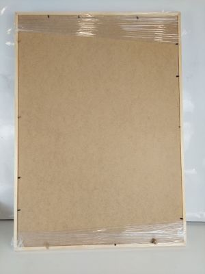 un morceau de carton vide posé sur une table blanche