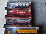 une boîte sur laquelle est posé un circuit de train, à côté d'une règle