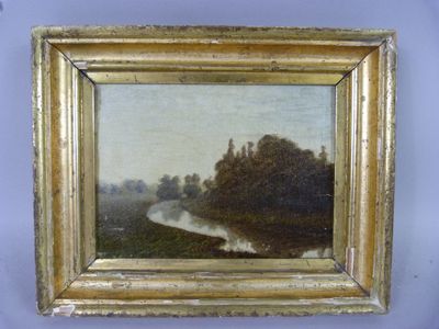 une peinture à l'huile représentant une rivière avec des arbres en arrière-plan