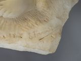 une statue représentant un chien sur laquelle est inscrit un nom