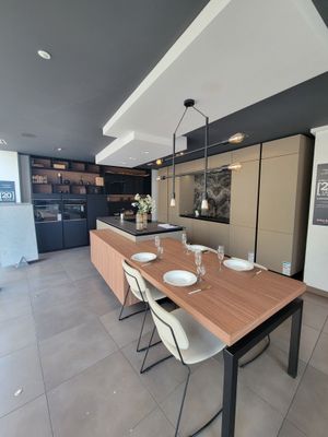 une salle à manger avec une table en bois et des chaises blanches