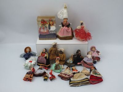 beaucoup de poupées et de figurines posées sur une table