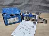 une boîte à outils posée sur une table, à côté d'une boîte de papier