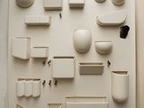 une photo montrant un ensemble d'objets blancs accrochés au mur