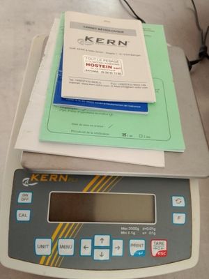 une pile de papiers posée sur une balance