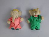 deux peluches qui se tiennent l'une à côté de l'autre