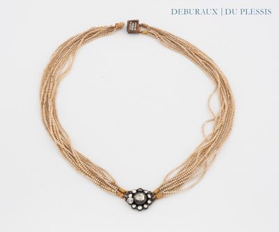gros plan d'un collier sur une surface blanche