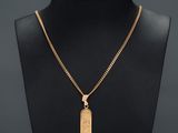 un collier en or avec une plaque d'identité autour du cou d'un mannequin